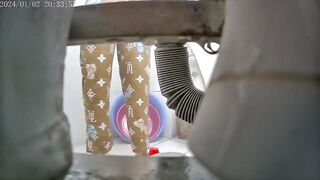 Quay lén em hàng xóm tắm 5