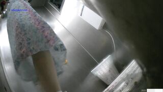 Cam kín quay lén các em teen TQ xinh đẹp đi đái trong nhà vệ sinh công cộng #1