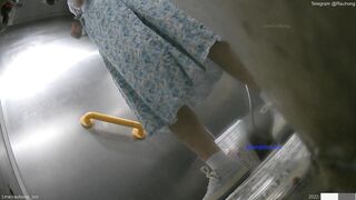 Cam kín quay lén các em teen TQ xinh đẹp đi đái trong nhà vệ sinh công cộng #1