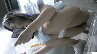 Cam kín quay lén các em teen TQ xinh đẹp đi đái trong nhà vệ sinh công cộng #3