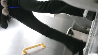 Cam kín quay lén các em teen TQ xinh đẹp đi đái trong nhà vệ sinh công cộng #4
