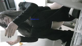 Cam kín quay lén các em teen TQ xinh đẹp đi đái trong nhà vệ sinh công cộng #4