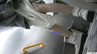 Cam kín quay lén các em teen TQ xinh đẹp đi đái trong nhà vệ sinh công cộng #5
