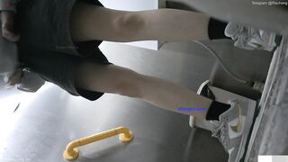 Cam kín quay lén các em teen TQ xinh đẹp đi đái trong nhà vệ sinh công cộng #6