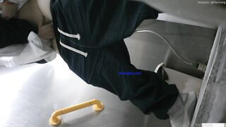 Cam kín quay lén các em teen TQ xinh đẹp đi đái trong nhà vệ sinh công cộng #8
