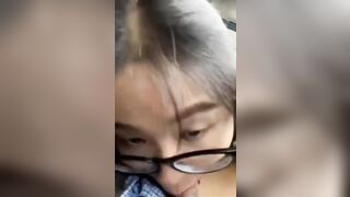 Bác họ bắt vợ bú cu trên oto