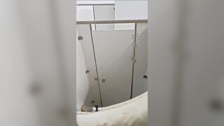 Quay lén cô gái làm gì trong toilet