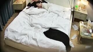 Con dâu lẵng lơ dâm loạn lén đụ nhau với cha chồng sau lưng chồng.