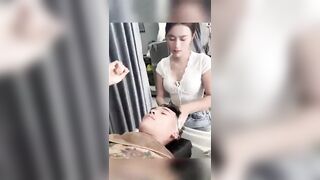 Mới đầu giả vờ thái độ 1 hồi chị gái vẫn cho khách hàng bóp vú trong vui vẻ.