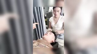 Mới đầu giả vờ thái độ 1 hồi chị gái vẫn cho khách hàng bóp vú trong vui vẻ.
