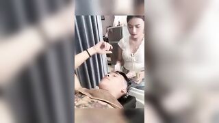 Mới đầu giả vờ thái độ 1 hồi chị gái vẫn cho khách hàng bóp vú trong vui vẻ.