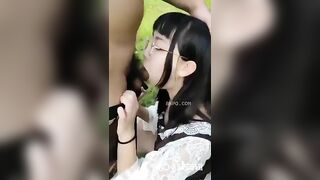 Cô gái đeo kính dễ thương bú cu bạn trai ngoài trời