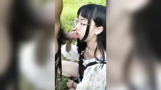Cô gái đeo kính dễ thương bú cu bạn trai ngoài trời
