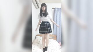 Một nữ sinh sau khi học về đã làm những chuyện biến thái