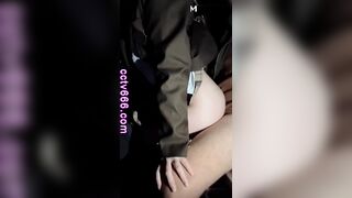 Quan hệ tình dục ngoài trời đầy đam mê với việc kẹp chặt dương vật và cưỡng bức xuất