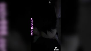 Quan hệ tình dục ngoài trời đầy đam mê với việc kẹp chặt dương vật và cưỡng bức xuất