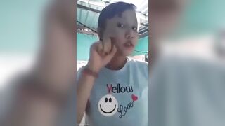 Em nó mới tí tuổi đã tập tành thủ dâm móc lồn khoe ny rồi