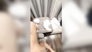 Con đang thay đồ dượng vô làm gì vậy