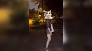 Cho em họ đi chơi nữa đường nứng lồn cởi đồ