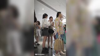quay lén quần xì bé loli đi trung tâm thương mại