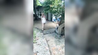 Em trai chờ sẵn trong toilet chờ chị họ đi vệ sinh rồi gạ đụ.