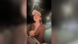 XE ÔM MAY MẮN , ĐƯỢC GÁI XINH VẠCH VÚ CHO XEM
