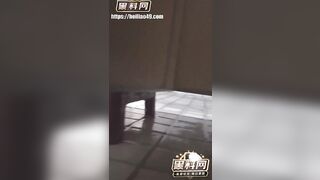 Liều mình lẻn vào nhà tắm công cộng nữ để quay lén các e teen đg tắm cùng nhau