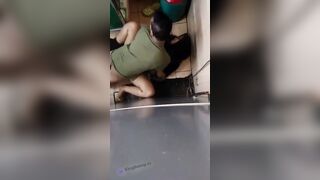 QUAY NÉN 2 GÌ CHÁU ĐỊT NHAU TRONG NHÀ TẮM