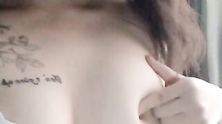 Chê con bạn vú lép và cái kết được quay gửi cho luôn