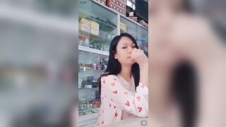 Khách hàng là thượng đế em y sĩ cho phép khách hàng bóp vú ở vầy thuốc.