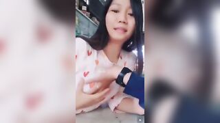 Thu hút khách hàng em gái đành sài chiêu cho khách hàng bóp vú tại quầy.