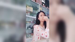 Thu hút khách hàng em gái đành sài chiêu cho khách hàng bóp vú tại quầy.