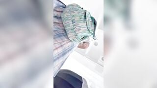 Quay lén dưới váy nữ sinh Loli mình dây kính cận ở TTtM quần lót trắng