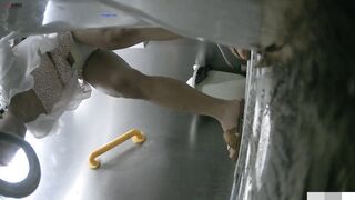 Cam kín quay lén các em teen TQ xinh đẹp đi đái trong nhà vệ sinh công cộng #23