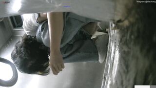 Cam kín quay lén các em teen TQ xinh đẹp đi đái trong nhà vệ sinh công cộng #24