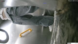 Cam kín quay lén các em teen TQ xinh đẹp đi đái trong nhà vệ sinh công cộng #24