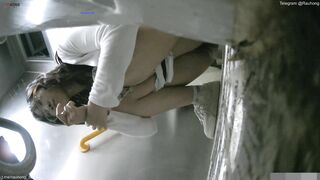 Cam kín quay lén các em teen TQ xinh đẹp đi đái trong nhà vệ sinh công cộng #29