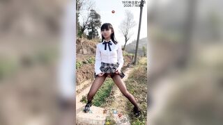Dâm nữ học sinh loli nhỏ nhắn có sở thích ra đường show hàng đái bậy