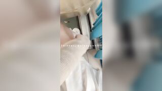 Dâm nữ có sở thích public ra đường mà mặc quần lót khó chịu quá nên cởi lun trên xe