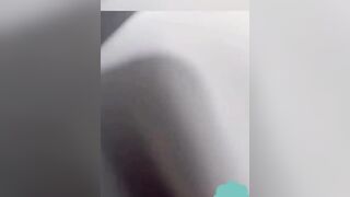 Kéo em học sinh vào nhà vệ sinh công cộng làm nháy khi đang đi dạo công viên