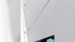 Kéo em học sinh vào nhà vệ sinh công cộng làm nháy khi đang đi dạo công viên
