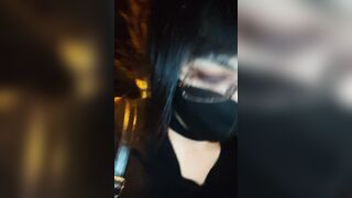 Em ladyboy mặc váy không mặc quần chip, khô dâm ngoài đường