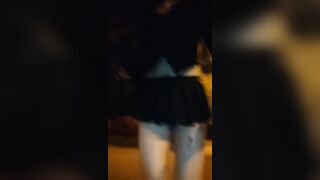 Em ladyboy mặc váy không mặc quần chip, khô dâm ngoài đường