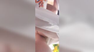 Quay lén dưới váy cô dâu trong ngày cưới