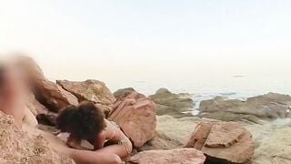 Sục cặc gạ người lạ trên biên địt nhau bú mút con cặc dâm đãng