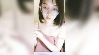 xinh xắn đáng yêu như này mà em nỡ lòng nào bán quạt vậy