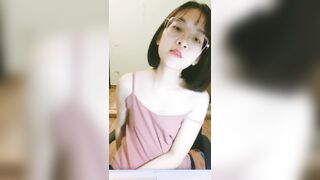 xinh xắn đáng yêu như này mà em nỡ lòng nào bán quạt vậy