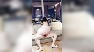 Cosplay hầu gái giống e loli ngồi trên ghế cho e bú cu sướng r đè e ra đụ bắn vào lồn