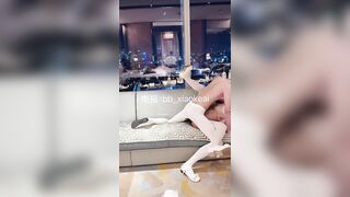 Cosplay hầu gái giống e loli ngồi trên ghế cho e bú cu sướng r đè e ra đụ bắn vào lồn