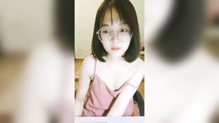 nàng thơ kính cận lên mạng bán quạt siêu khiêu gợi